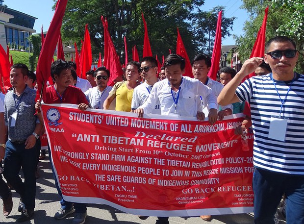 ཨ་རུ་ཎ་ཅལ་མངའ་སྡེའི་སློབ་ཕྲུག་ཚོགས་པས་ངོ་རྒོལ་བྱེད་བཞིན་པ། ཨ་རུ་ཎ་ཅལ་མངའ་སྡེའི་སློབ་ཕྲུག་ཚོགས་པས་ངོ་རྒོལ་བྱེད་བཞིན་པ།