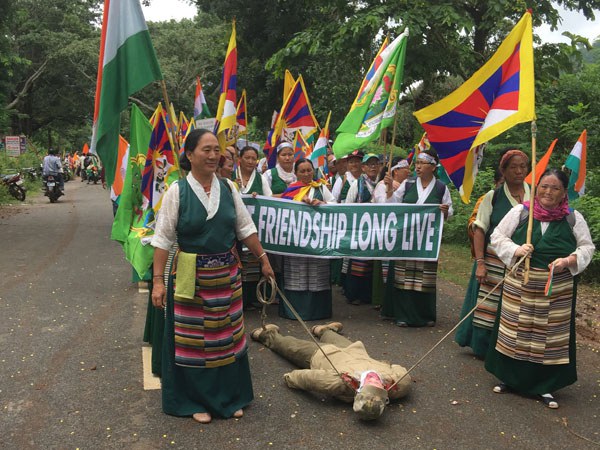རྒྱ་ནག་གི་བཅའ་དངོས་རྒྱ་གར་ནང་ཚོང་འགྲེམས་བྱེད་རྒྱུར་ངོ་རྒོལ། རྒྱ་ནག་གི་བཅའ་དངོས་རྒྱ་གར་ནང་ཚོང་འགྲེམས་བྱེད་རྒྱུར་ངོ་རྒོལ།