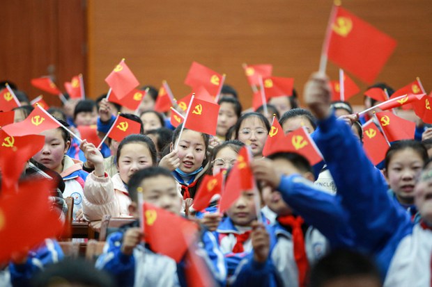 རྒྱ་ནག་གིས་དམར་པོའི་རིང་ལུགས་ཀྱི་མཚོན་རྟགས་ཀྱི་གློག་བརྙན་རིགས་གློག་བརྙན་ཁང་ཁག་ནང་སྟོན་པའི་བཀའ་བཏང་བ།