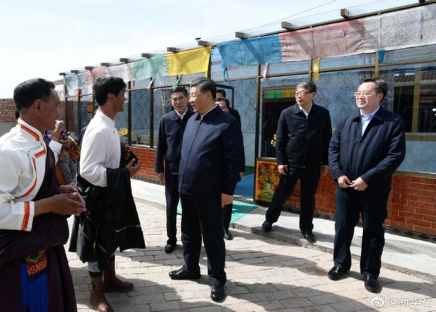 ཞི་ཅིན་ཕིང་ཨ་མདོ་རྐང་ཚ་ཕྱོགས་སུ་བསྐྱོད་པ།