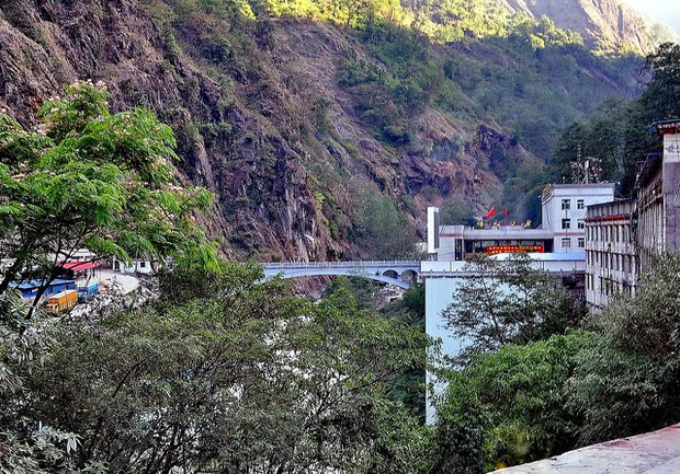 རྒྱ་གཞུང་མཐའ་མཚམས་ཉེན་རྟོག་པས་བོད་མི་ཁག་གཅིག་འཛིན་བཟུང༌བྱས་པ།