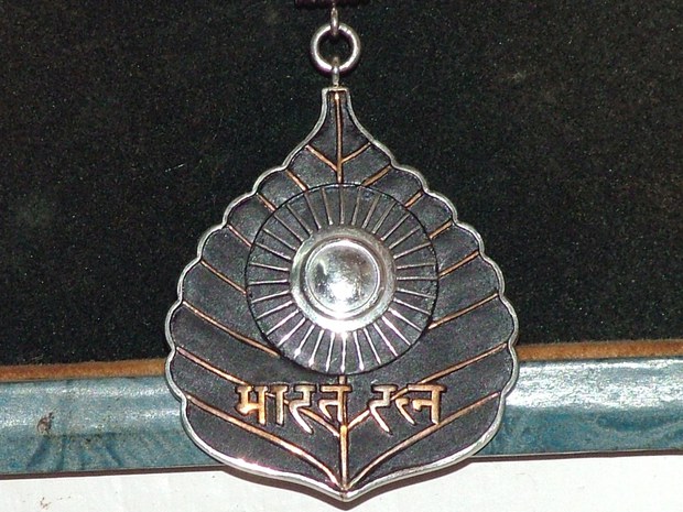 རྒྱ་གར་གྱི་ཆེས་མཐོའི་གཟེངས་རྟགས་༧གོང་ས་མཆོག་ལ་འབུལ་དགོས་པའི་ལས་འགུལ།