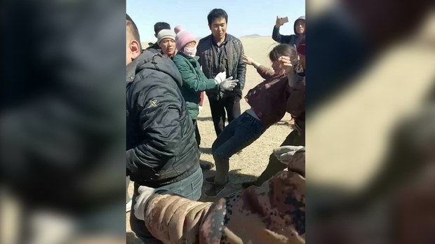 སོག་པོའི་འབྲོག་པ་དང་རྒྱ་ཧིན་མི་རིགས་ཀྱི་ཞིང་པ་བར་རྩྭ་རའི་རྩོད་རྙོག