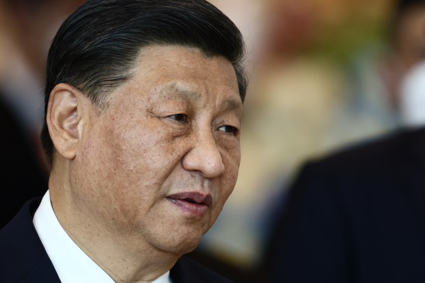 དབུས་དམར་ཤོག་གཞུང་གི་ཆབ་སྲིད་སློབ་གྲྭའི་དགེ་རྒན་ཆེན་མོ་ཟུར་པས་ཞི་ཅིན་ཕིང་ལ་སྐྱོན་བརྗོད་བྱེད་པ།