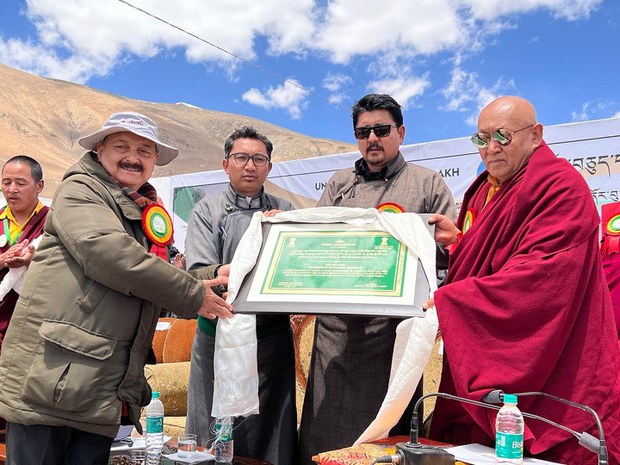 འབྲི་གུང་༧སྐྱབས་མགོན་ཆེ་ཚང་རིན་པོ་ཆེ་མཆོག་ལ་ལ་དྭགས་དབུས་གཞུང་མངའ་སྡེའི་ལྗང་སྒྱུར་ངོ་ཚབ་ཀྱི་མཚན་གནས་ཕུལ་ཡོད་པ།