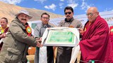 འབྲི་གུང་༧སྐྱབས་མགོན་ཆེ་ཚང་རིན་པོ་ཆེ་མཆོག་ལ་ལ་དྭགས་དབུས་གཞུང་མངའ་སྡེའི་ལྗང་སྒྱུར་ངོ་ཚབ་ཀྱི་མཚན་གནས་ཕུལ་ཡོད་པ།