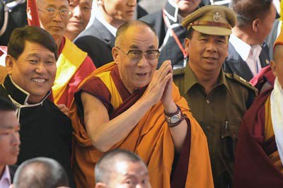 ༸གོང་ས་མཆོག་གི་ཆིབས་བསྒྱུར་ངང་སྒུག་ཞུ་བཞིན་པ།