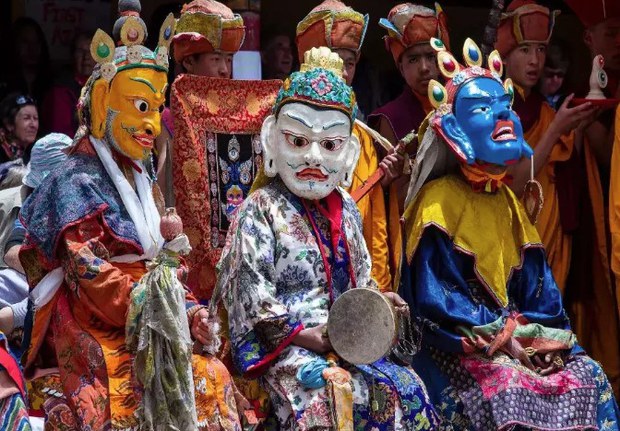 ཨ་རུ་ཎ་ཅལ་དང་ལ་དྭགས་ཀྱི་མི་མང་ནས་ལོ་གསར་སྲུང་བརྩི་ཞུས་ཕྱོགས།