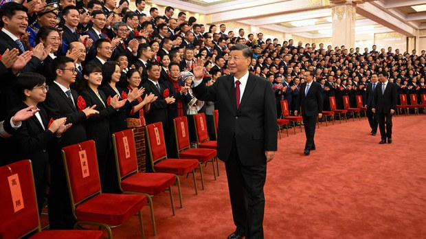 དམར་ཤོག་ཚོགས་པའི་གྲ་སྒྲིག་གི་ལས་དོན་བྱེད་བཞིན་པ།