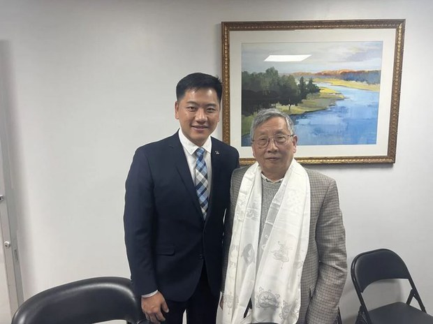 རྒྱ་རིགས་མཁས་པ་སྐུ་ཞབས་ཧུ་ཕིང་གི་དེབ་གསར་པ་ཞིག་དབུ་འབྱེད། རྒྱ་རིགས་མཁས་པ་སྐུ་ཞབས་ཧུ་ཕིང་གི་དེབ་གསར་པ་ཞིག་དབུ་འབྱེད།