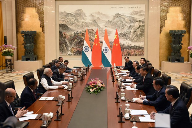 རྒྱ་དཀར་ནག་གཉིས་བར་ཞི་འཇམ་ཡོང་ཐབས་བྱེད་བཞིན་པ།