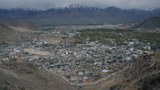 ལ་དྭགས་དེ་བཞིན་རྒྱ་གར་དབུས་གཞུང་གི་འཛིན་སྐྱོང་འོག་སྟངས་འཛིན་གནང་རྒྱུ།