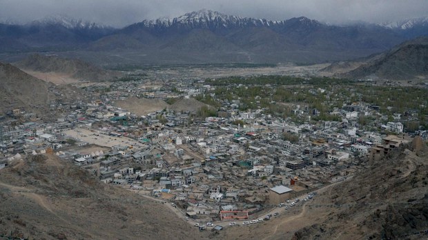 ལ་དྭགས་དེ་བཞིན་རྒྱ་གར་དབུས་གཞུང་གི་འཛིན་སྐྱོང་འོག་སྟངས་འཛིན་གནང་རྒྱུ།
