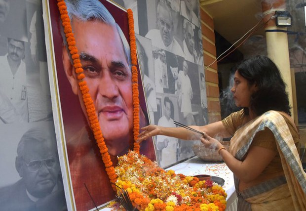 རྒྱ་གར་གྱི་སྲིད་བློན་ཟུར་པ་ Atal Bihari Vajpayee དམ་པ་མཆོག