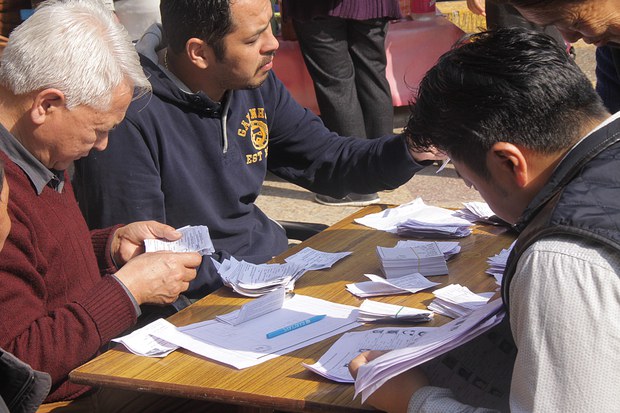 ལྡི་ལི་རུ་བོད་མི་ཚོས་འོས་ཤོག་འཕངས་ཡོད་པ།