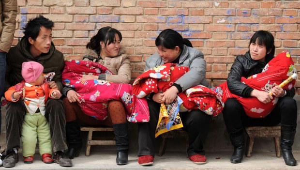 རྒྱ་ནག་ནང་བུ་ཕྲུག་གཉིས་ཀྱི་སྲིད་ཇུས་འོག་དཀའ་ངལ་འཕྲད་བཞིན་ཡོད་པ།