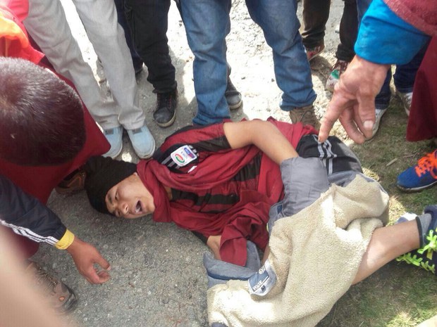 མོན་རྟ་དབང་དུ་ཉེན་རྟོག་པས་མི་མང་ཐོག་མེ་མདའ་རྒྱབ་ཡོད་པ། མོན་རྟ་དབང་དུ་ཉེན་རྟོག་པས་མི་མང་ཐོག་མེ་མདའ་རྒྱབ་ཡོད་པ།
