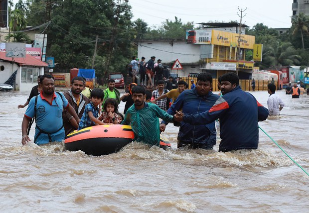 ཀེ་ར་ལཱ་མངའ་མངའ་སྡེའི་ནང་ཆར་ཤུགས་ཀྱིས་མི་རྒྱུ་གཉིས་ལ་གྱོང་གུན་ཆེན་པོ་བྱུང་བ།