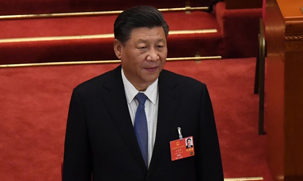 སློབ་གྲྭའི་དགེ་རྒན་ཆེན་པོ་ཟུར་པ་ཞིག་གིས་ཞི་ཅིན་ཕིང་ལ་སྐྱོན་བྱས་པར་བརྟེན་དམར་ཤོག་ཚོགས་པ་ནས་ཕྱིར་ཕུད་བཏང་བ།