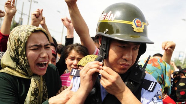 ས་གནས་ཡུ་གུར་བ་བཙན་ཁྲིད་བྱས་པ།