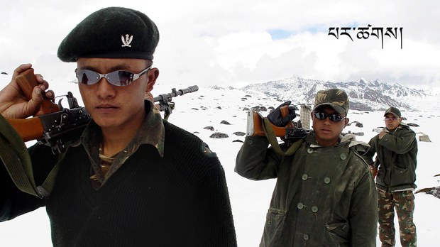 རྒྱ་ནག་གིས་ལ་དྭགས་ཀྱི་ཉེ་འཁྲིས་སུ་དམག་མི་འགྲེམས་འཇོག་བྱས་པར་བརྟེན་རྒྱ་གར་གྱིས་ཀྱང་དམག་མི་མང་དུ་བཏང་བ།