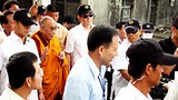 ༸གོང་ས་མཆོག་ཐེ་དབན་དུ་ཞབས་སོར་འཁོད་གནང་བ།