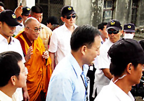 བོད་ཀྱི་བླ་ན་མེད་པའི་དབུ་ཁྲིད་སྤྱི་ནོར་༸གོང་ས་༸སྐྱབས་མགོན་ཆེན་པོ་མཆོག་ཐེ་དབན་དུ་ཞབས་སོར་འཁོད་གནང་བཞིན་པ།