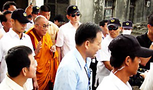 ༸གོང་ས་མཆོག་ཐེ་དབན་དུ་ཞབས་སོར་འཁོད་གནང་བ། ༸གོང་ས་མཆོག་ཐེ་དབན་དུ་ཞབས་སོར་འཁོད་གནང་བ།