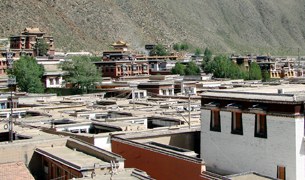 བླ་བྲང་ཁུལ་དུ་དམ་བསྒྲགས་བྱེད་བཞིན་པ།