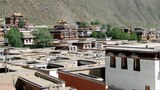 བླ་བྲང་ཁུལ་དུ་དམ་བསྒྲགས་བྱེད་བཞིན་པ།