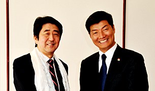 བཀའ་སྤྱི་གཉིས་ནས་སྐུ་ཞབས་ཨ་སྦེ་ལ་འཚམས་འདྲི། བཀའ་སྤྱི་གཉིས་ནས་སྐུ་ཞབས་ཨ་སྦེ་ལ་འཚམས་འདྲི།
