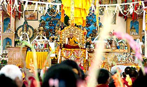 ༸གོང་ས་མཆོག་ནས་གར་ཞའི་མི་མང་ལ་བཀའ་ཆོས། ༸གོང་ས་མཆོག་ནས་གར་ཞའི་མི་མང་ལ་བཀའ་ཆོས།
