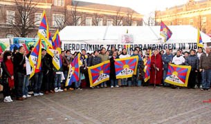 ཧོ་ལན་གྲོས་ཚོཊ་མདུན་དུ་བོད་མི་ཚོས་ཟས་བཅད་ངོ་རྒོལ། ཧོ་ལན་གྲོས་ཚོཊ་མདུན་དུ་བོད་མི་ཚོས་ཟས་བཅད་ངོ་རྒོལ།