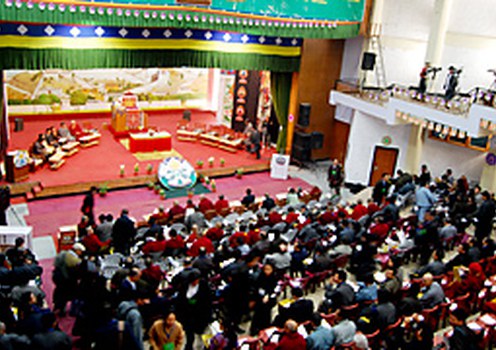 བཞུགས་སྒར་རྡ་རམ་ས་ལའི་རྡ་སྟེང་བོད་ཁྱིམ་ནང་དམིགས་བསལ་ཚོགས་འདུའི་ཉིན་དང་པོ་གནང་བཞིན་པ།