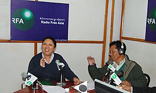 བོད་མི་མང་སྤྱི་འཐུས་ཚོགས་གཞོན་རྒྱ་རི་སྒྲོལ་མ་ལགས་ནས་དམིགས་བསལ་ཚོགས་འདུའི་སྐོར་བགྲོ་གླེང་གནང་བཞིན་པ།