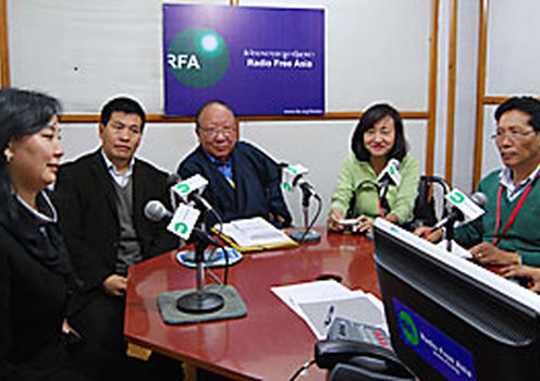 ཀརྨ་རྒྱ་མཚོ་ལགས་ནས་ཕྱི་རྒྱལ་ཁག་ནས་ཕེབས་པའི་ཚོགས་བཅར་བ་ཁག་ཅིག་གི་ལྷན་བགྲོ་གླེང་གནང་བཞིན་པ།