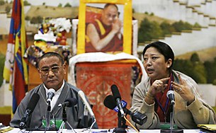 སྐུ་ཚབ་ལྔ་བརྒྱ་ལྷག་ནས་ཚོགས་འདུར་ཞུགས་པ།
