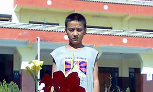 ལྷ་སའི་ཕྲུ་གུ་ཞིག་གི་ཕ་མ་གཉིས་རྒྱ་ནག་གིས་འཛིན་བཟུང་བྱས་པ། ལྷ་སའི་ཕྲུ་གུ་ཞིག་གི་ཕ་མ་གཉིས་རྒྱ་ནག་གིས་འཛིན་བཟུང་བྱས་པ།