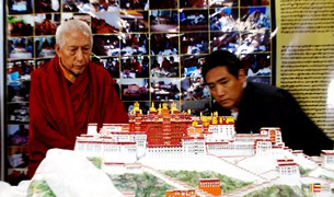 ཕོ་བྲང་པོ་ཏྰ་ལའི་སྣང་བརྙན། ཕོ་བྲང་པོ་ཏྰ་ལའི་སྣང་བརྙན།
