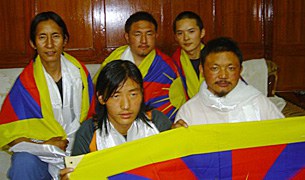 བླ་བྲང་དུ་གསར་འགོད་པའི་མདུན་ངོ་རྒོལ་སྤེལ་བའི་ལས་འགུལ། བླ་བྲང་དུ་གསར་འགོད་པའི་མདུན་ངོ་རྒོལ་སྤེལ་བའི་ལས་འགུལ།