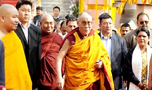 གནས་མཆོག་རྡོ་རྗེ་གདན་དུ་ཞབས་སོར་འཁོད་གནང་བ། གནས་མཆོག་རྡོ་རྗེ་གདན་དུ་ཞབས་སོར་འཁོད་གནང་བ།