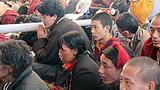 དུས་འཁོར་དབང་ཆེན་ཞུ་མཁན་བཀག་ཉར་བྱེད་བཞིན་པ།