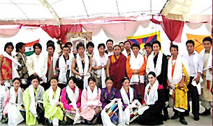 ཆུ་བཞི་སྒང་དྲུག་གི་དབུས་རྒྱུན་ལས་ལྷན་ཚོཊ་ཐེངས་༤༡། ཆུ་བཞི་སྒང་དྲུག་གི་དབུས་རྒྱུན་ལས་ལྷན་ཚོཊ་ཐེངས་༤༡།
