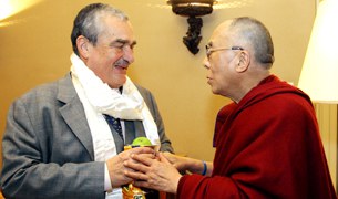 ༸གོང་ས་མཆོག་དང་ཅེཀ་ཕྱི་སྲིད་བློན་ཆེན་མཇལ་འཕྲད། ༸གོང་ས་མཆོག་དང་ཅེཀ་ཕྱི་སྲིད་བློན་ཆེན་མཇལ་འཕྲད།