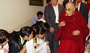 ༸གོང་ས་མཆོག་ནས་མེ་སུར་གྲོང་ཁྱེར་ནང་བཀའ་སློབ་བསྩལ།