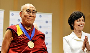 ༸གོང་ས་མཆོག་ལ་གཟེངས་རྟགས་ཕུལ་ཡོད་པ། ༸གོང་ས་མཆོག་ལ་གཟེངས་རྟགས་ཕུལ་ཡོད་པ།