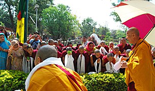 འཇམ་དབྱངས་ཆོས་གླིང་བཙུན་དགོན་དབུ་འབྱེད། འཇམ་དབྱངས་ཆོས་གླིང་བཙུན་དགོན་དབུ་འབྱེད།