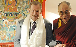 ༸གོང་ས་མཆོག་བེལ་ཇམ་དུ་ཞབས་སོར་འཁོད་པ། ༸གོང་ས་མཆོག་བེལ་ཇམ་དུ་ཞབས་སོར་འཁོད་པ།