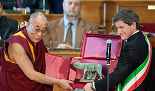 ༸གོང་ས་མཆོག་ལ་རོམ་གྱི་མི་སེར་གཟེངས་རྟགས།