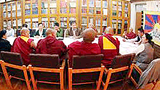 ༸གོང་ས་མཆོག་ལ་ཚོགས་ཆེན་གྱི་སྙན་ཐོ་ཕུལ།